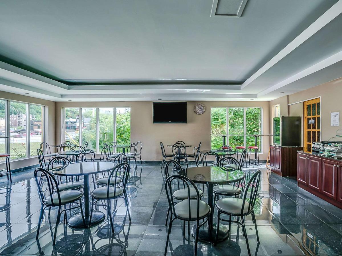 Quality Suites Sainte-Anne-de-Beaupre Exterior photo